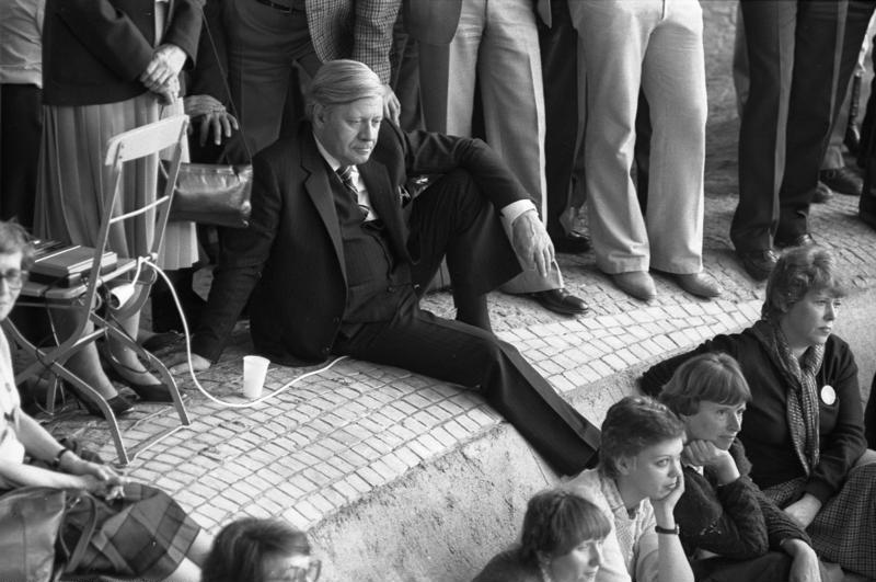 Der Bundeskanzler und stellvertretende Parteivorsitzende Schmidt beim SPD-Parteitag im April 1982 in München