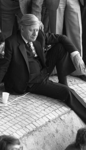 Der Bundeskanzler und stellvertretende Parteivorsitzende Schmidt beim SPD-Parteitag im April 1982 in München