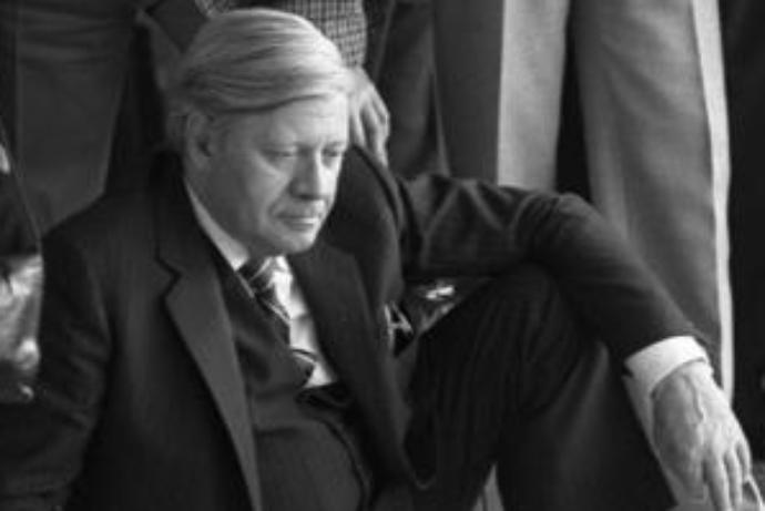 Der Bundeskanzler und stellvertretende Parteivorsitzende Schmidt beim SPD-Parteitag im April 1982 in München