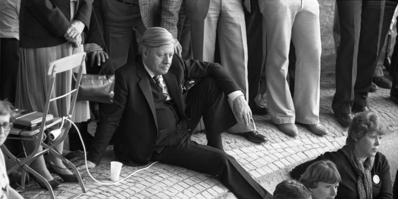Der Bundeskanzler und stellvertretende Parteivorsitzende Schmidt beim SPD-Parteitag im April 1982 in München