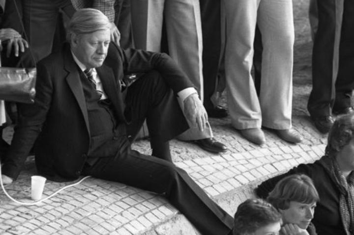 Der Bundeskanzler und stellvertretende Parteivorsitzende Schmidt beim SPD-Parteitag im April 1982 in München