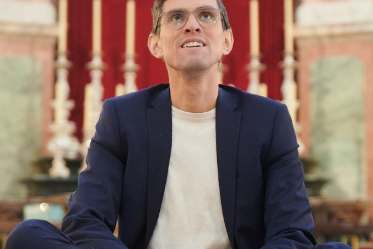 Thomas Arnold in einer Kirche