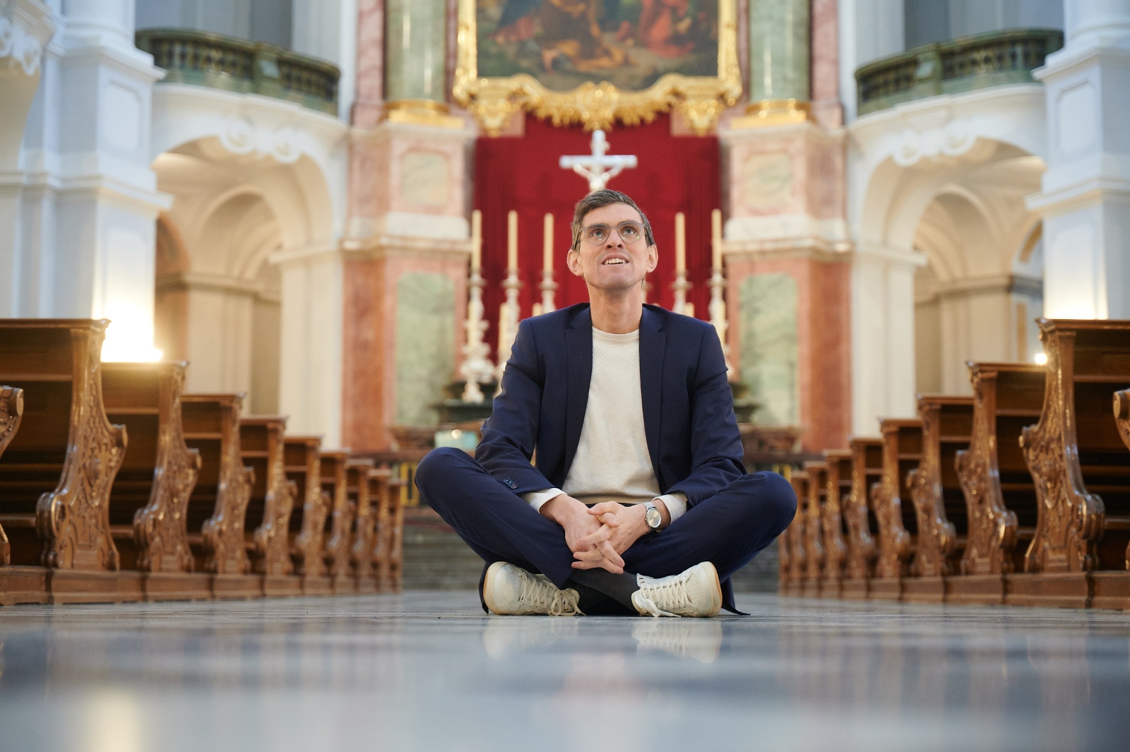 Thomas Arnold in einer Kirche