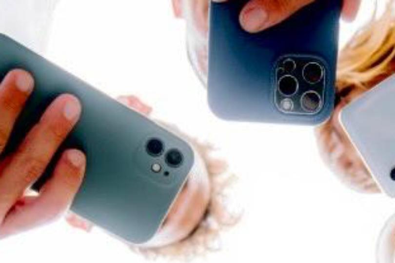 Junge Menschen am Handy