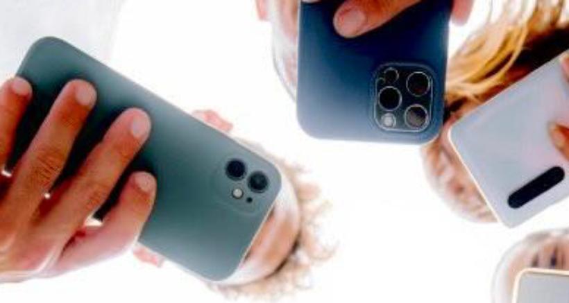 Junge Menschen am Handy