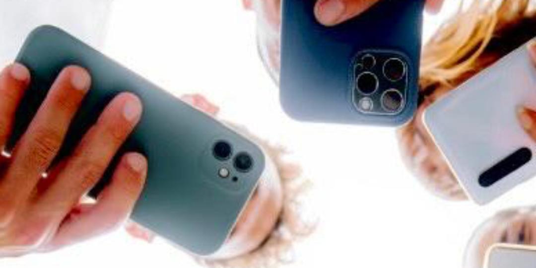 Junge Menschen am Handy
